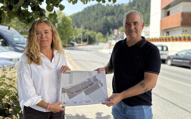 La alcaldesa Maider Morras y el edil Kepa Urteaga en el tramo de Araba Etorbidea que rematará su reurbanización.