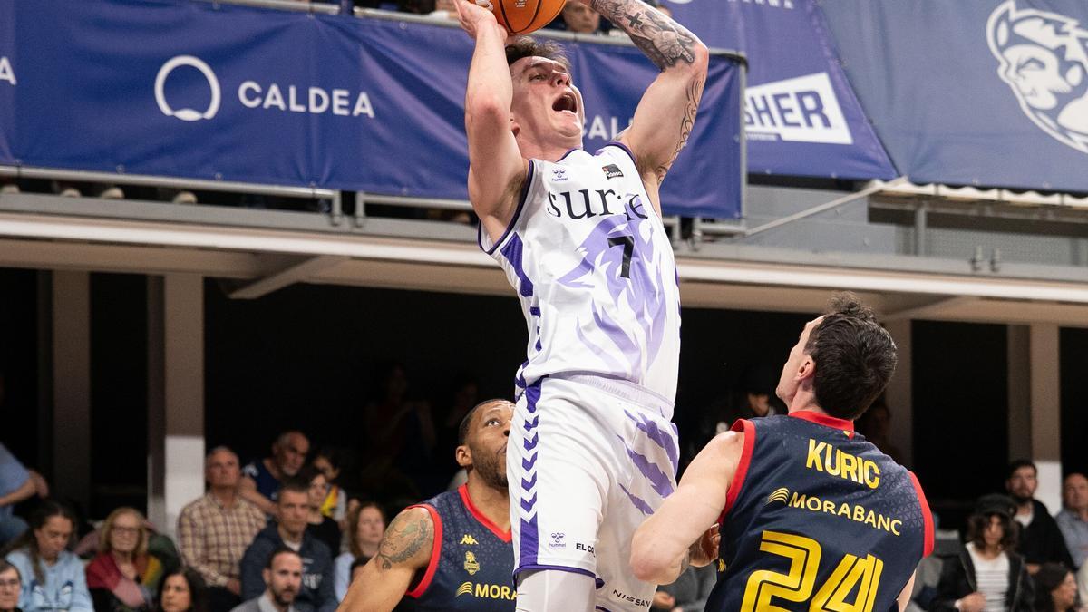 Jaworski lanza a canasta en posición forzada. / ACB PHOTO / D.CATALÁN