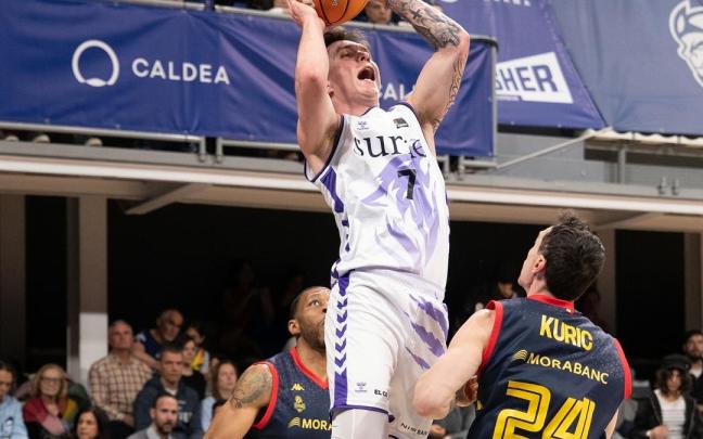 Jaworski lanza a canasta en posición forzada. / ACB PHOTO / D.CATALÁN