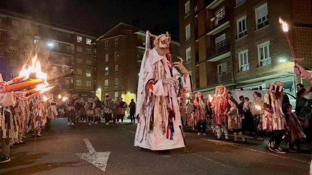 Trapujale herrira jaisten.