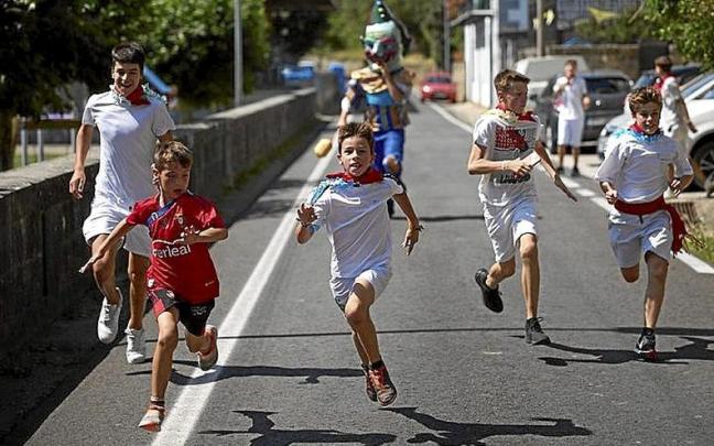 Los txikis protagonizaron las primeras carreras ante los kilikis.