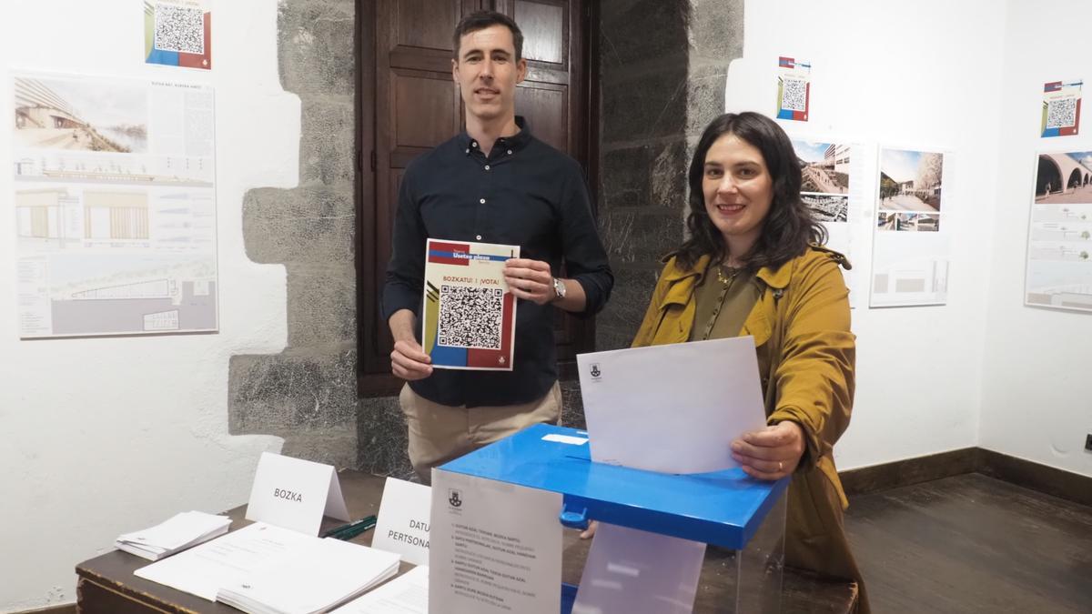 La alcaldesa Maialen Gurrutxaga y el concejal de Urbanismo Jon Zubiaurre, durante la presentación de la consulta en la zona de votación de la Casa de Cultura.