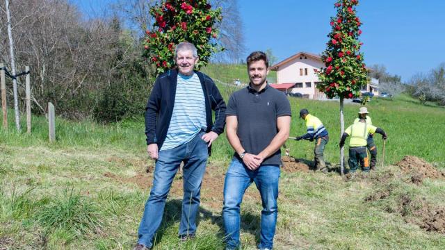Patxi Elola e Inaxio Illarramendi en el arboreto de Itulazabal.