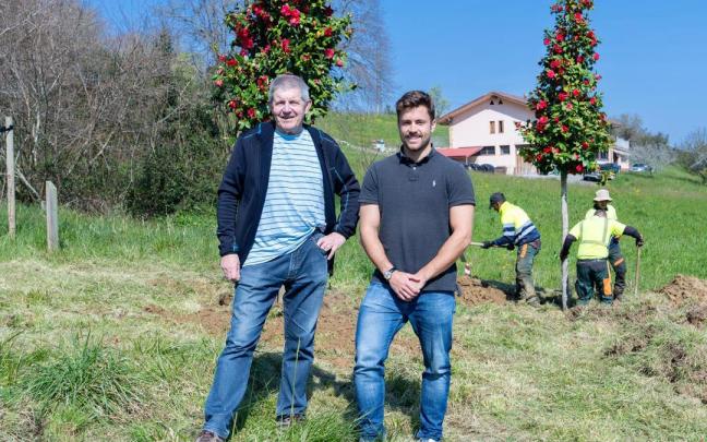 Patxi Elola e Inaxio Illarramendi en el arboreto de Itulazabal.