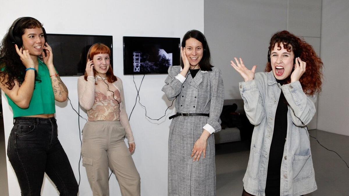 Lorea Escala, Iratxe Mencía, Nefer Olaizola y Sofía Velasco, en la apertura de la muestra.