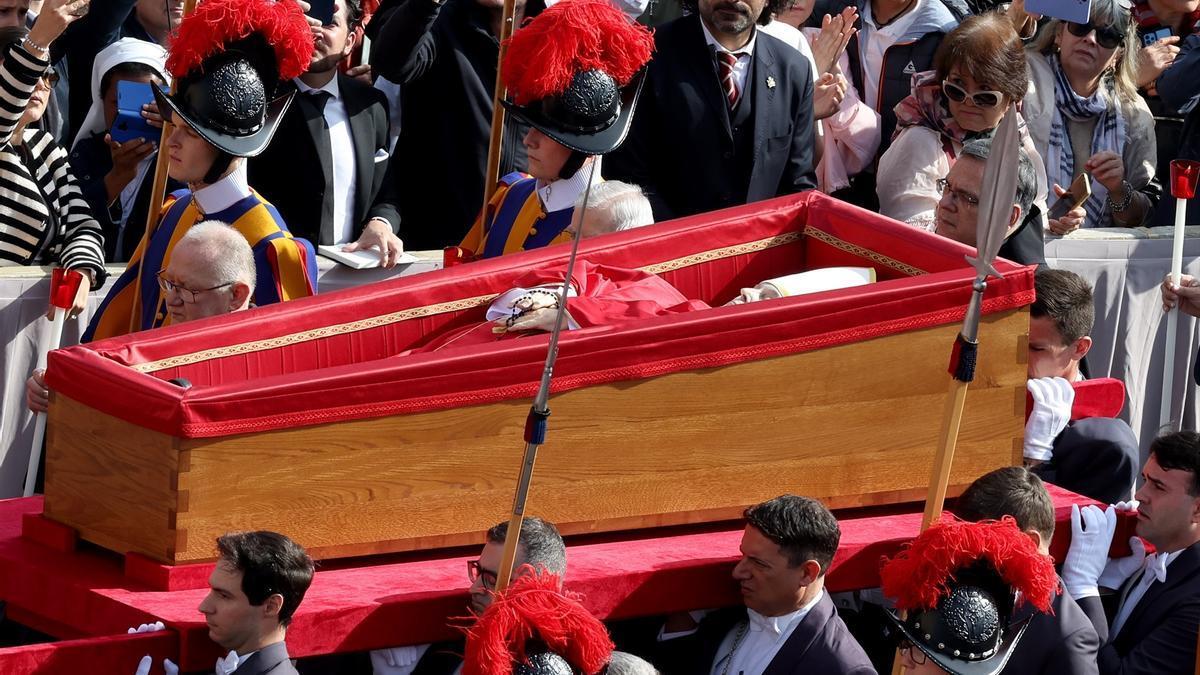 El cuerpo del Papa Francisco durante su traslado a la basílica de San Pedro