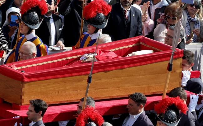 El cuerpo del Papa Francisco durante su traslado a la basílica de San Pedro / Agencias El cuerpo del Papa Francisco durante su traslado a la basílica de San Pedro
