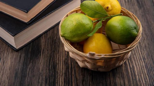 Limones en un frutero.