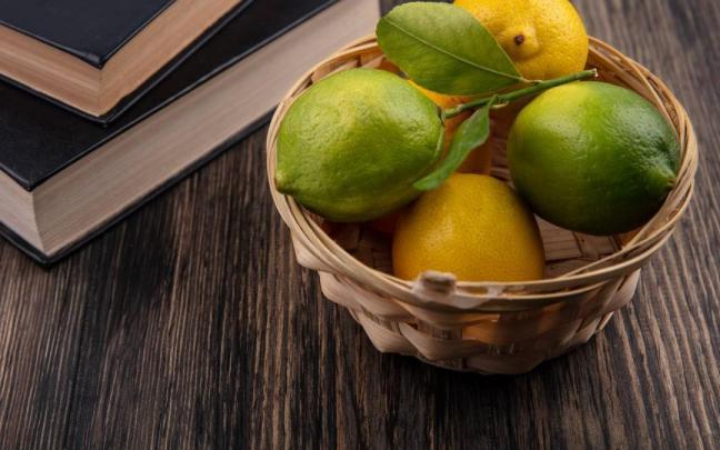 Limones en un frutero.