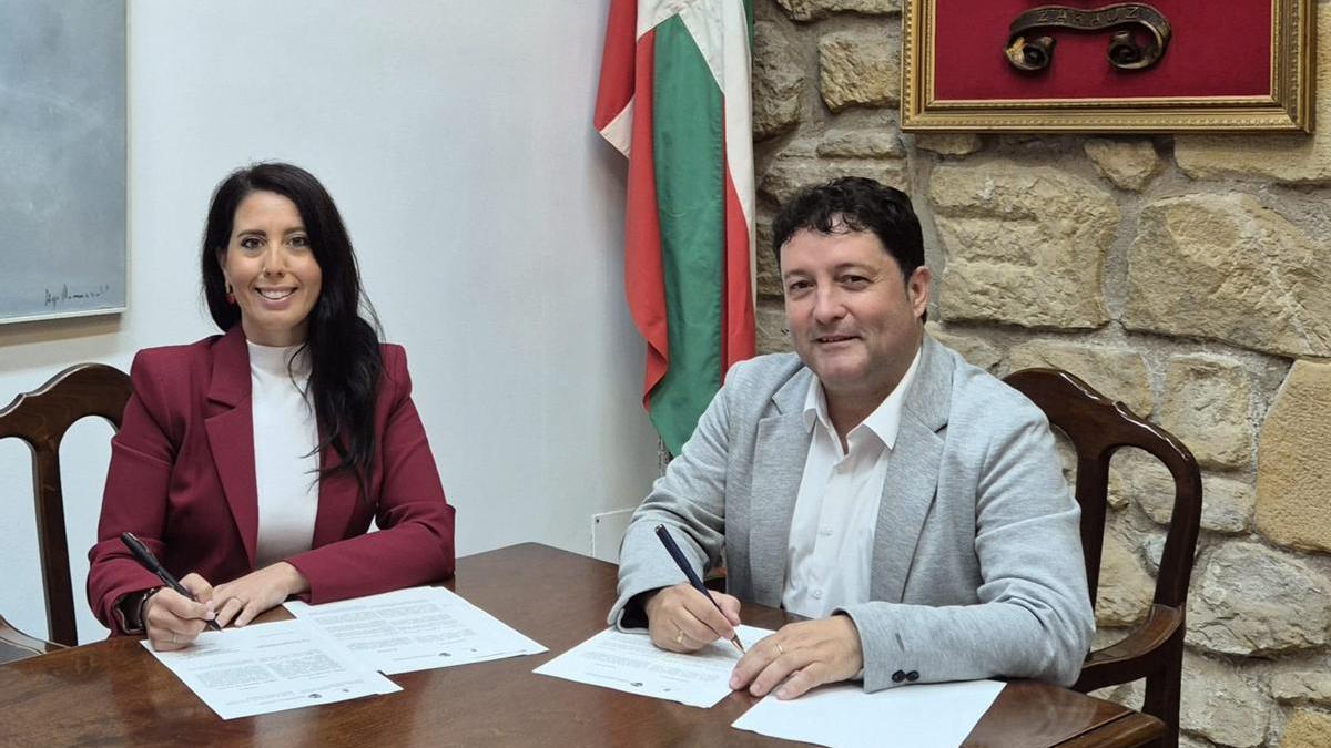Azahara Domínguez y Xabier Txurruka firmando la prórroga del convenio.