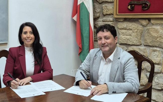 Azahara Domínguez y Xabier Txurruka firmando la prórroga del convenio.