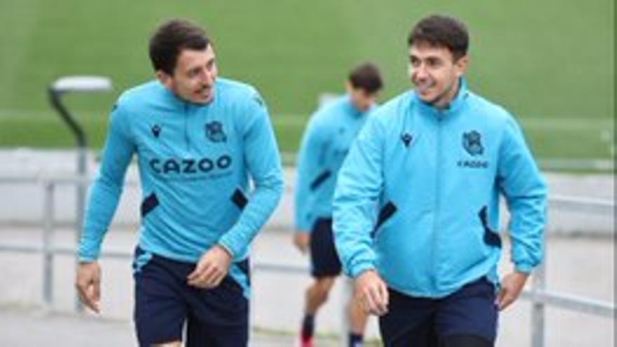 Mikel Oyarzabal y Martin Zubimendi sonríen antes de comenzar el entrenamiento de ayer.