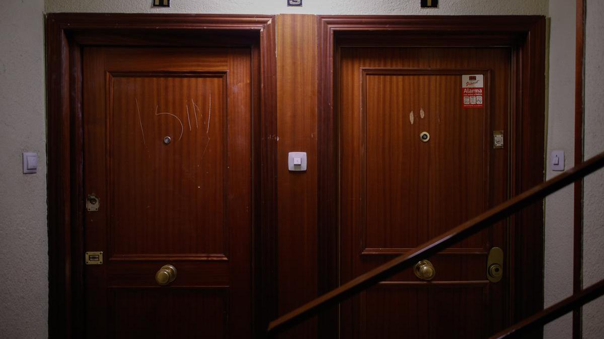 Puerta de la vivienda en la que un hombre ha asesinado a su pareja, en el distrito de Villaverde, este 21 de octubre.