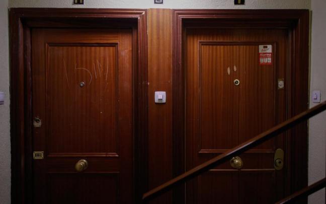 Puerta de la vivienda en la que un hombre ha asesinado a su pareja, en el distrito de Villaverde, este 21 de octubre.