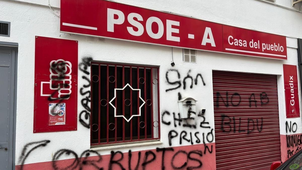 Denuncian pintadas xenófobas e insultantes en la sede del PSOE de Guadix (Granada)
