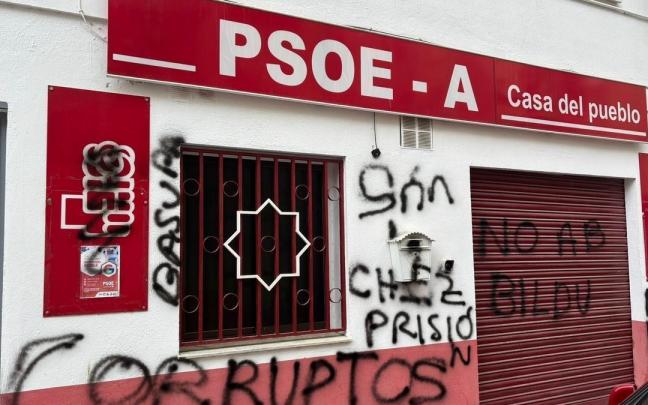Denuncian pintadas xenófobas e insultantes en la sede del PSOE de Guadix (Granada)