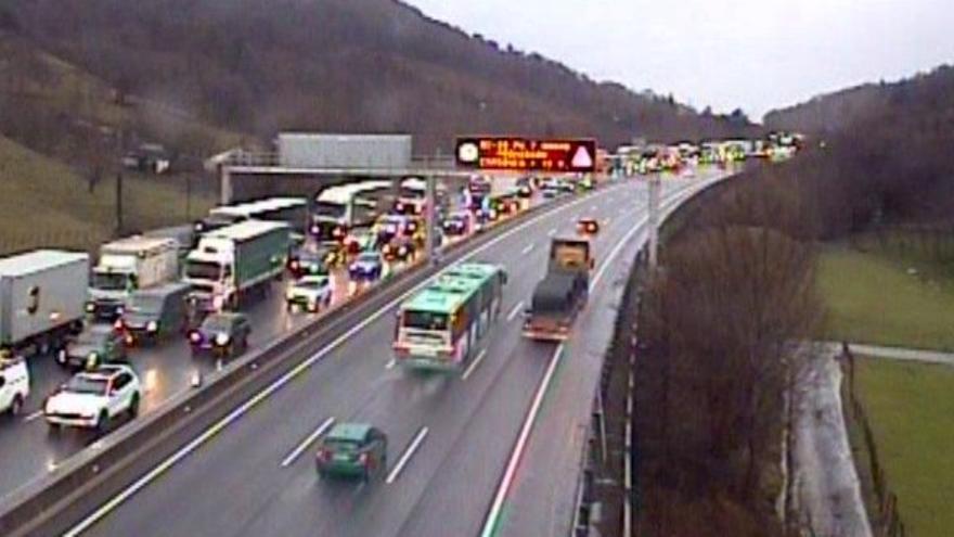 Un accidente en la AP-8 provoca retenciones de 2 kilómetros en Orio sentido Bilbao