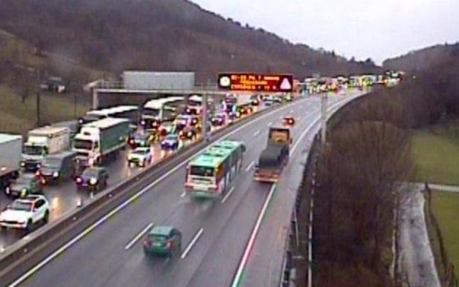 Un accidente en la AP-8 provoca retenciones de 2 kilómetros en Orio sentido Bilbao