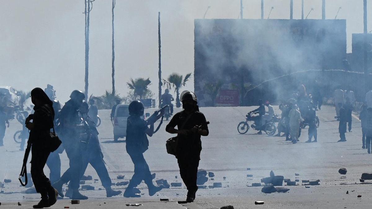 Policías disparan gas lacrimógeno contra seguidores de Imran Khan que tratan de llegar al tribunal de Islamabad.