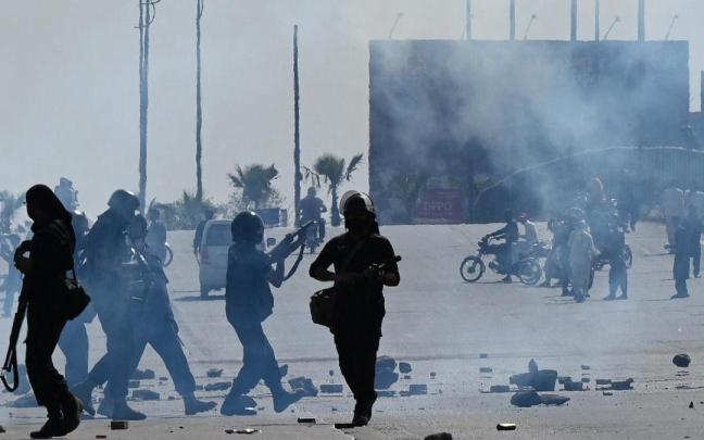 Policías disparan gas lacrimógeno contra seguidores de Imran Khan que tratan de llegar al tribunal de Islamabad. Policías disparan gas lacrimógeno contra seguidores de Imran Khan que tratan de llegar al tribunal de Islamabad.
