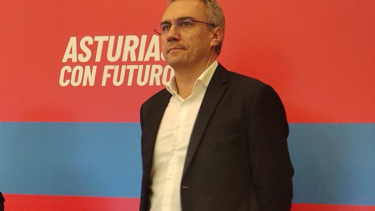 El secretario de Estrategia y Acción Electoral de la Comisión Ejecutiva Federal del PSOE, Javier Izquierdo, en rueda de prensa en Oviedo.