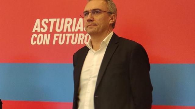 El secretario de Estrategia y Acción Electoral de la Comisión Ejecutiva Federal del PSOE, Javier Izquierdo, en rueda de prensa en Oviedo.