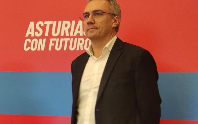 El secretario de Estrategia y Acción Electoral de la Comisión Ejecutiva Federal del PSOE, Javier Izquierdo, en rueda de prensa en Oviedo.