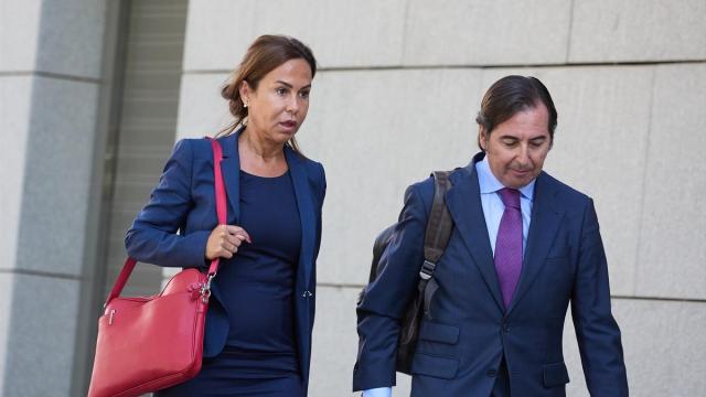 La expresidenta de Adif, Isabel Pardo de Vera (i), a su llegada a declarar como imputada por el ‘caso Koldo’ en la Audiencia Nacional (AN).