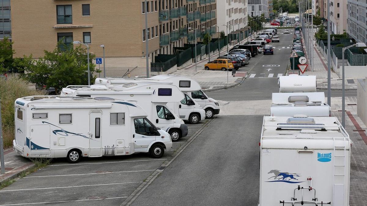 Autocaravanas aparcadas en Sarriguren