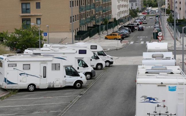 Autocaravanas aparcadas en Sarriguren