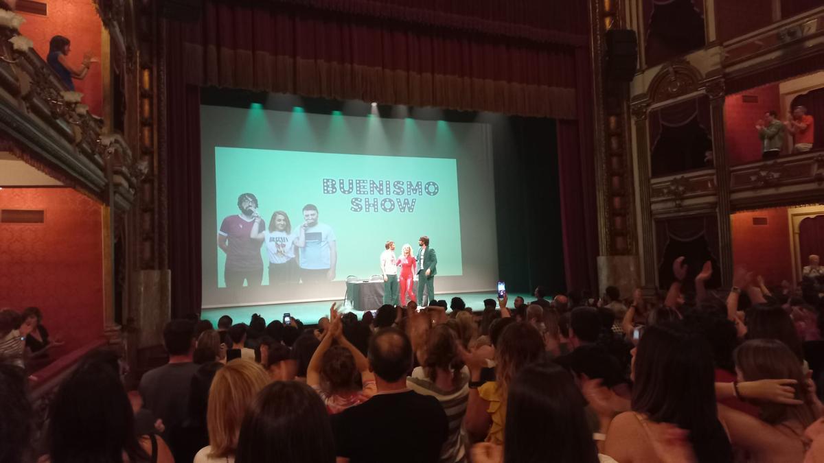 Quique Peinado, Henar Álvarez y Manuel Burque en el Teatro Principal de Vitoria