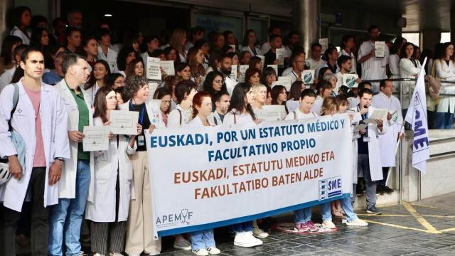 Manifestación de médicos en el Hospital de Txagorritxu.
