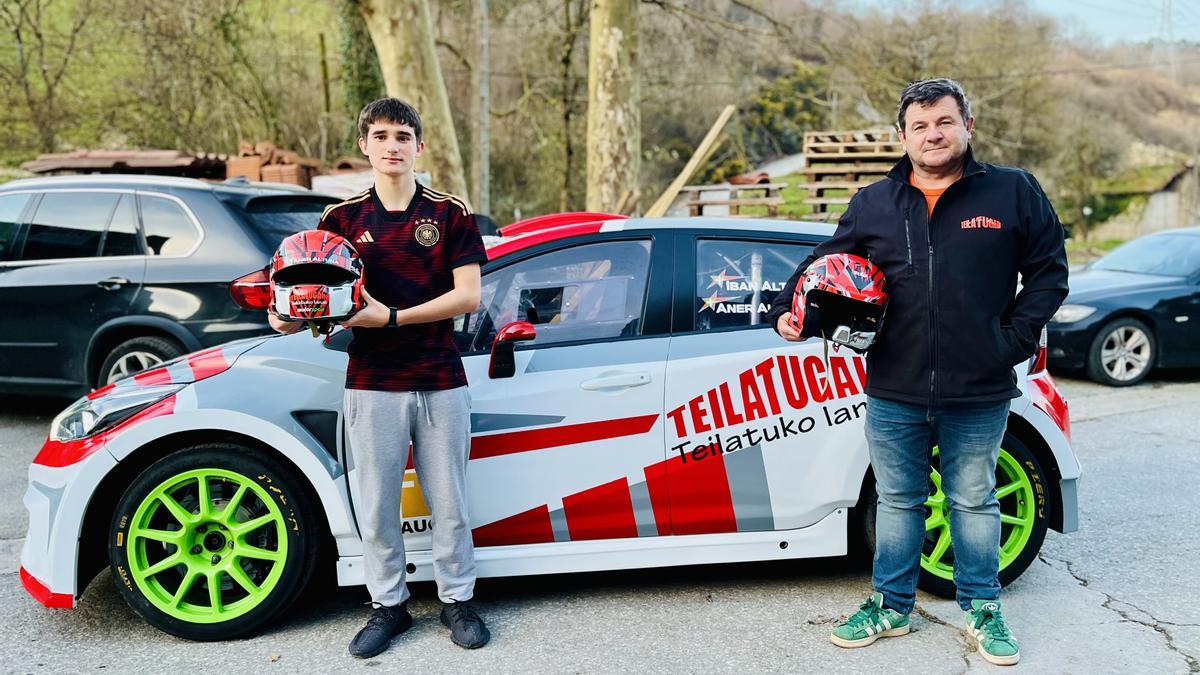 Aner e Iban Altuna junto a su nuevo coche de carreras