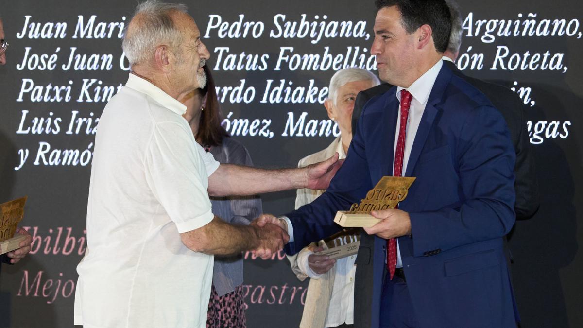 Pradales saluda a Karlos Arguiñano.