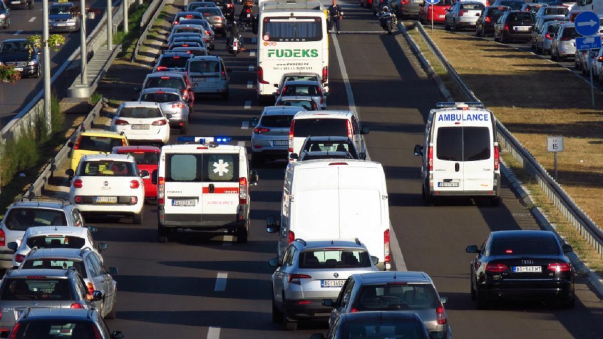 Dos ambulancias tratan de abrirse paso entre el tráfico de coches.