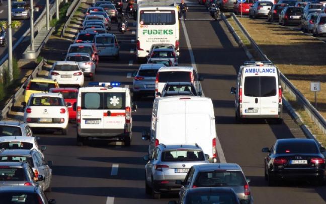Dos ambulancias tratan de abrirse paso entre el tráfico de coches.