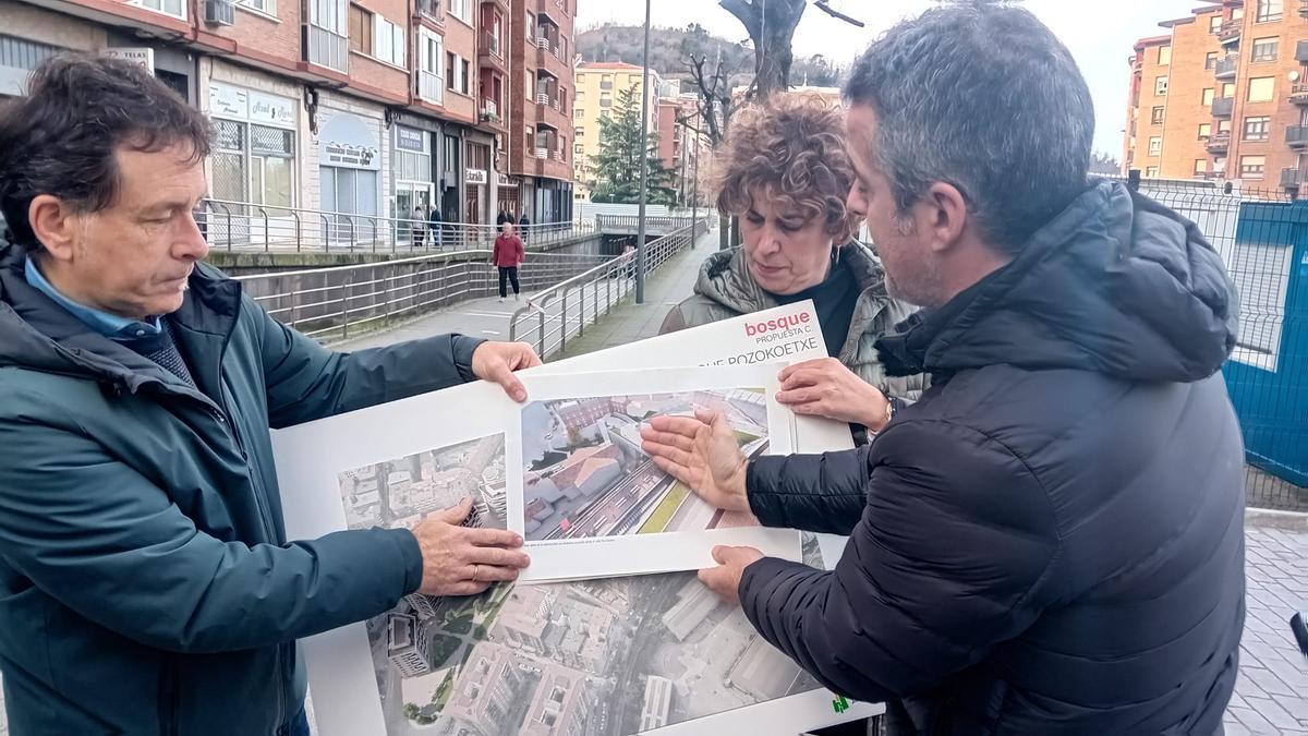 El alcalde de Basauri y la concejala de Urbanismo explicando la intervención prevista en el túnel y su entorno