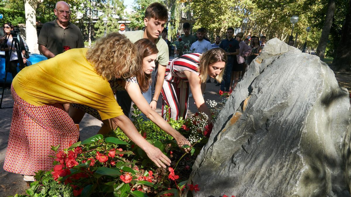 La alcaldesa de Vitoria, Maider Etxebarria , y el secretario general de las Juventudes Socialistas del PSE colocan flores junto a la placa en el monolito en homenaje de Buesa y Díaz.