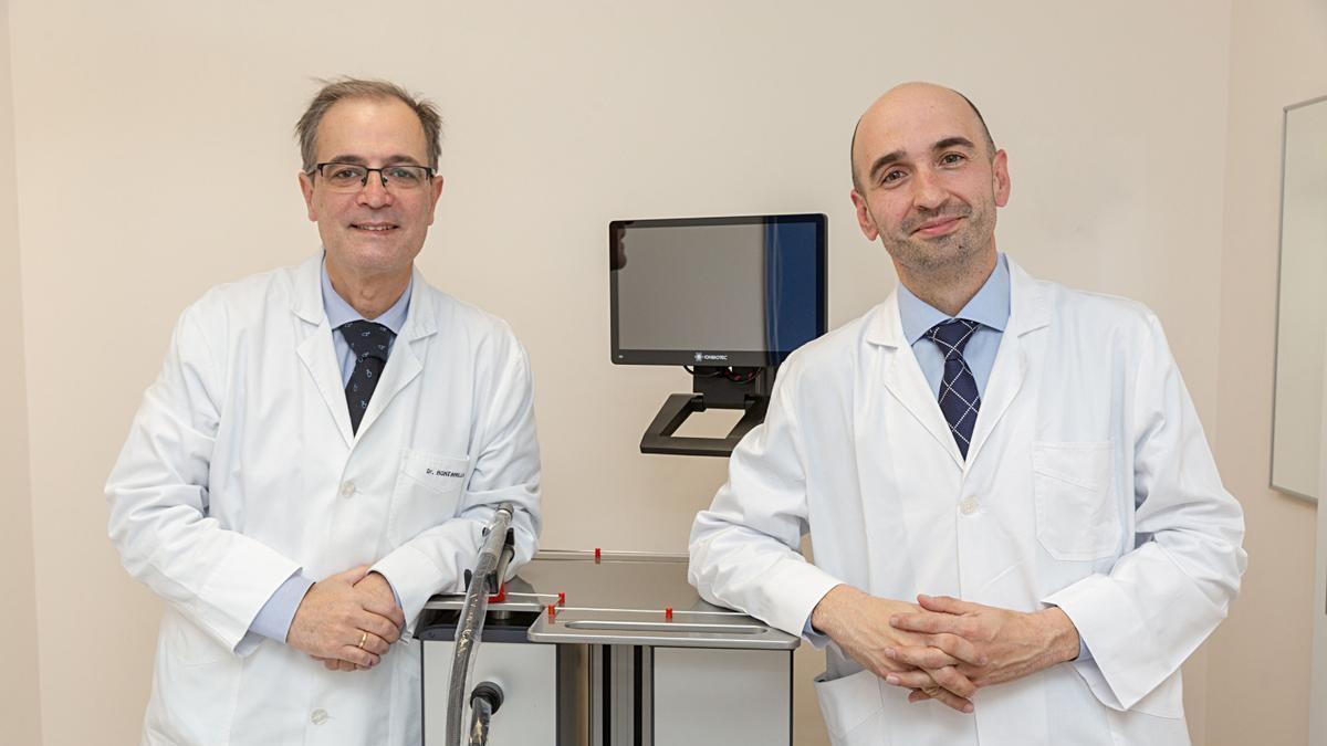 El Dr. Bernardo Hontanilla y el Dr. Ignacio Leal, investigadores del ensayo clínico, junto al dispositivo utilizado para el tratamiento de las úlceras vasculares venosas.