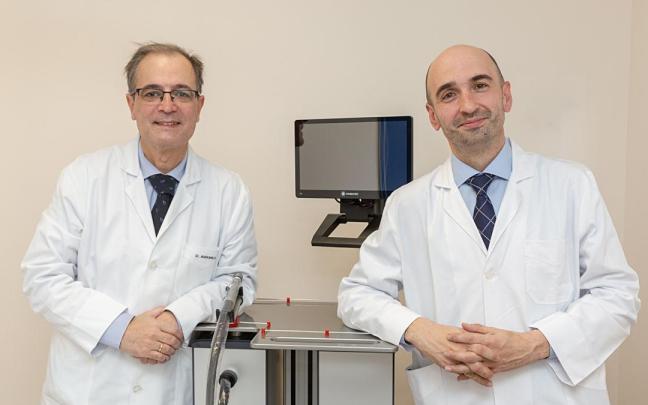 El Dr. Bernardo Hontanilla y el Dr. Ignacio Leal, investigadores del ensayo clínico, junto al dispositivo utilizado para el tratamiento de las úlceras vasculares venosas. El Dr. Bernardo Hontanilla y el Dr. Ignacio Leal, investigadores del ensayo clínico, junto al dispositivo utilizado para el tratamiento de las úlceras vasculares venosas.