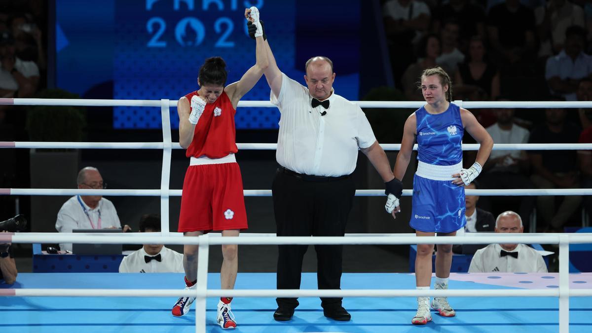 La boxeadora taiwanesa Lin Yu-ting (rojo) vence a la polaca Julia Szeremeta en el combate por la medalla de oro de Boxeo -57kg femenino