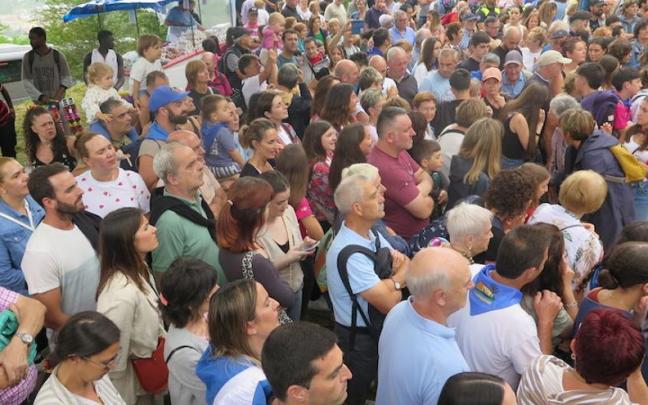 Los vecinos que se dieron cita en La Antigua, viendo la actuación de los dantzaris. / Asier Zaldua Los vecinos que se dieron cita en La Antigua, viendo la actuación de los dantzaris.