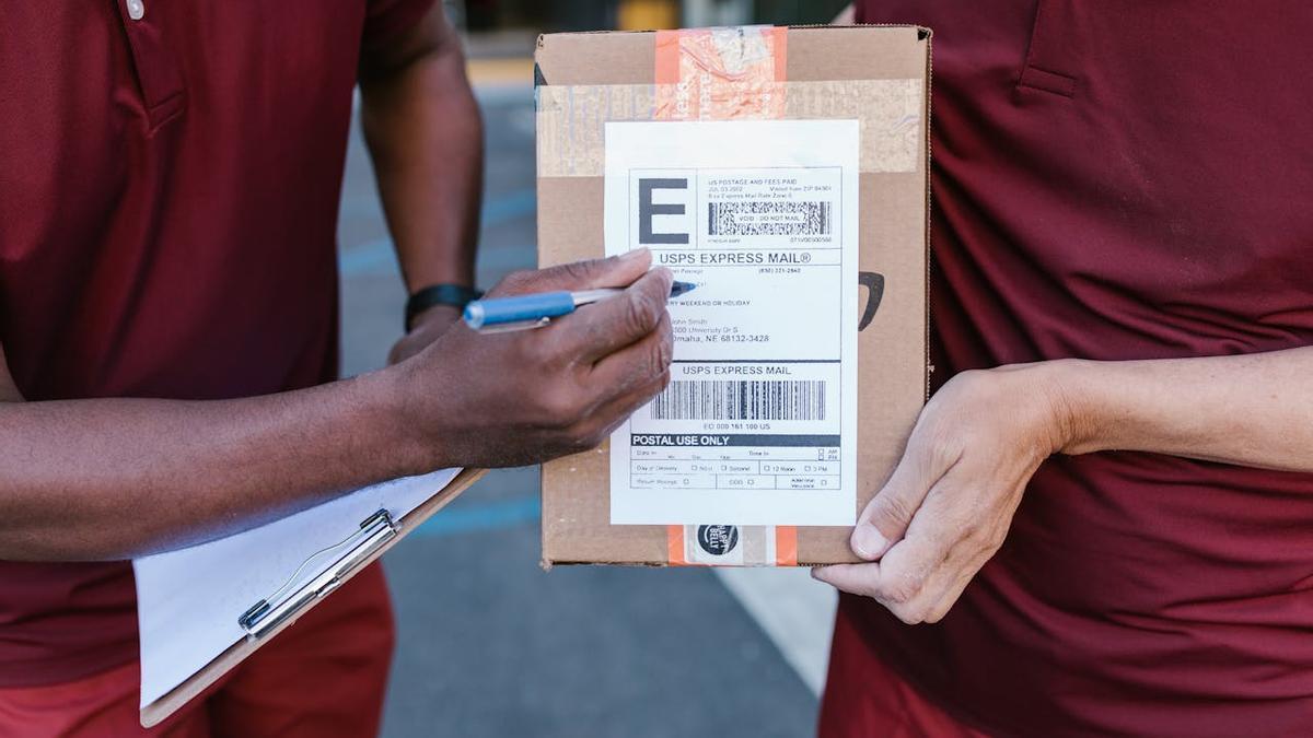 Una persona revisa el código postal tras recoger un paquete.