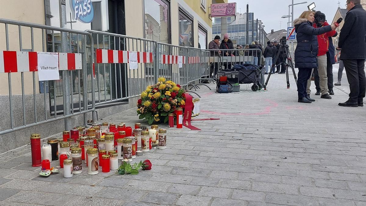 Un homenaje a las víctimas del apuñalamiento de Villach (Austria) en el lugar del suceso.