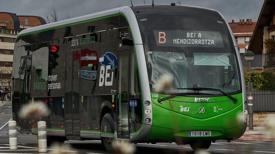 El bus eléctrico inteligente (BEI), circulando por Vitoria.