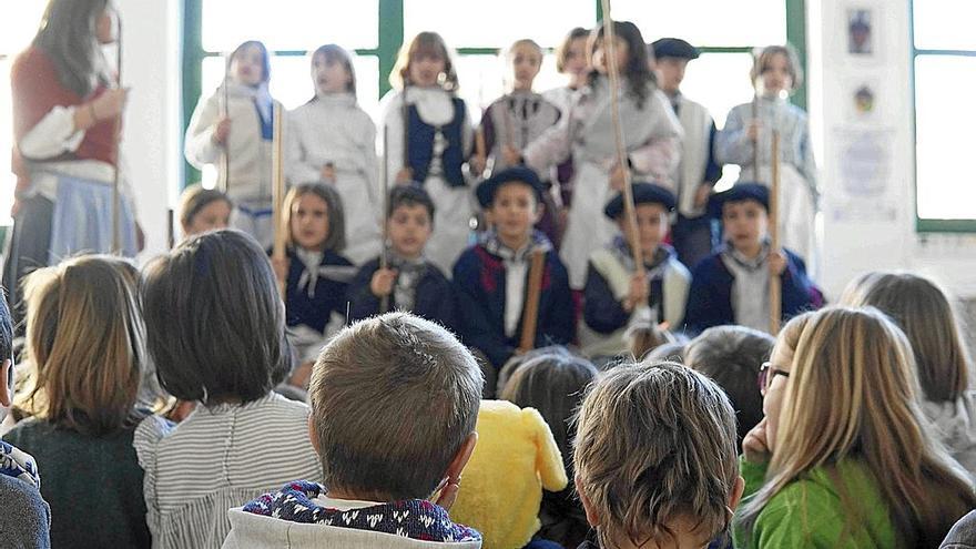 Tafallako Ikastolako ikasle taldeetako bat publiko aurrean abesten.