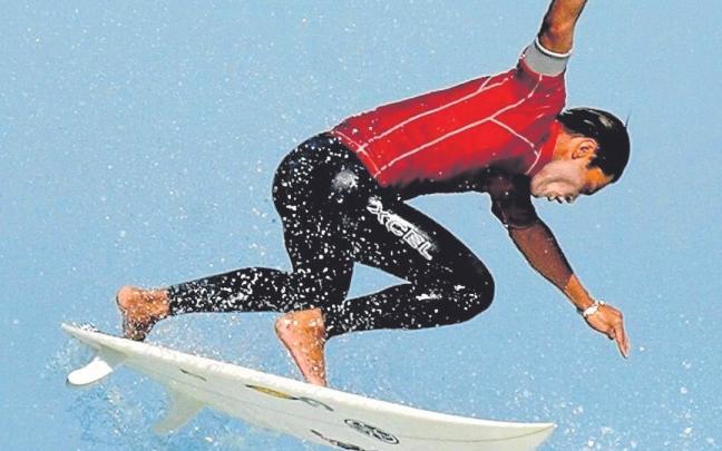 El surfista Hira Teriinatoofa en la Zurriola.