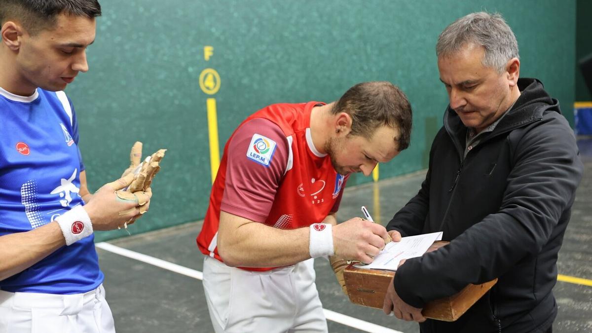 Elección de material para el Manomanista entre Elordi y Zabala en el Ogueta de Gasteiz.