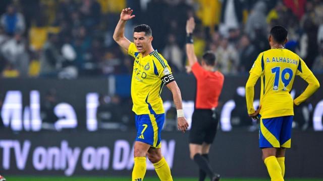 Cristiano Ronaldo protesta una decisión arbitral durante un partido con el Al-Nassr.