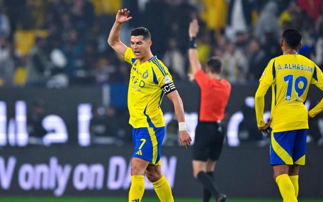 Cristiano Ronaldo protesta una decisión arbitral durante un partido con el Al-Nassr.